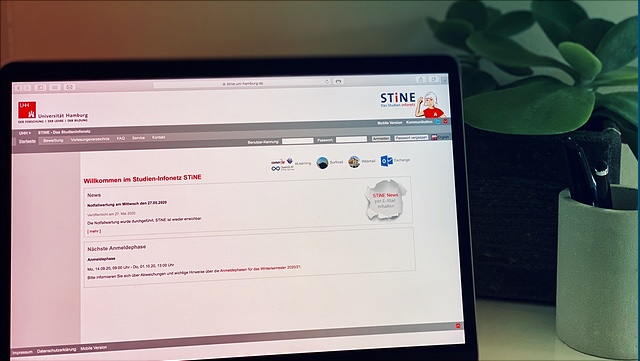 Das Bild zeigt einen aufgeklappten Laptop.